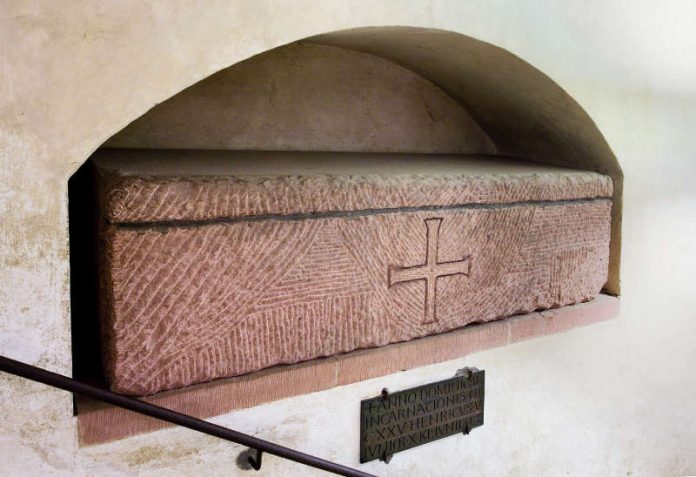 Der Steinsarg von Heinrich V. im Speyerer Dom (© Domkapitel Speyer, Foto: Andreas Lechtape) Der Steinsarg von Heinrich V. im Speyerer Dom (© Domkapitel Speyer, Foto: Andreas Lechtape)
