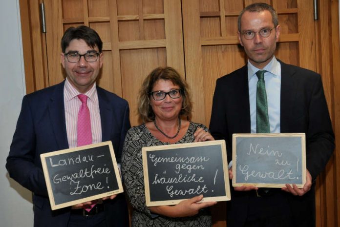 Zeigen Gesicht gegen Gewalt an Frauen: Oberbürgermeister Thomas Hirsch, die städtische Gleichstellungsbeauftragte Evi Julier und Bürgermeister Dr. Maximilian Ingenthron (v.l.n.r.) (Foto: Stadt Landau in der Pfalz)