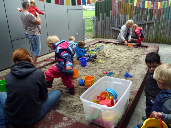 Sandkasten Kita Mondschaukel