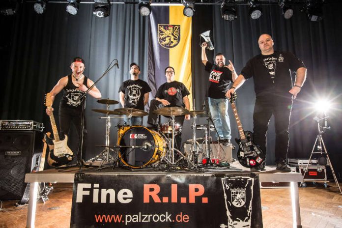 Fine R.I.P.: v.l.: Philipp, Christoph, Alex, Monji & Harry (Bandfoto: André Poschadel | 10mal15.de) Fine R.I.P.: v.l.: Philipp, Christoph, Alex, Monji & Harry (Bandfoto: André Poschadel | 10mal15.de)