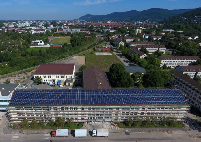Die Stadtwerke Heidelberg Umwelt nehmen pünktlich zum Schuljahr 2017/18 eine der größten Photovoltaik-Anlagen auf einem Heidelberger Schulgebäude in auf dem Dach der ehemaligen Mark-Twain-Schule in Betrieb. (Foto: Stadtwerke Heidelberg GmbH) Die Stadtwerke Heidelberg Umwelt nehmen pünktlich zum Schuljahr 2017/18 eine der größten Photovoltaik-Anlagen auf einem Heidelberger Schulgebäude in auf dem Dach der ehemaligen Mark-Twain-Schule in Betrieb. (Foto: Stadtwerke Heidelberg GmbH)