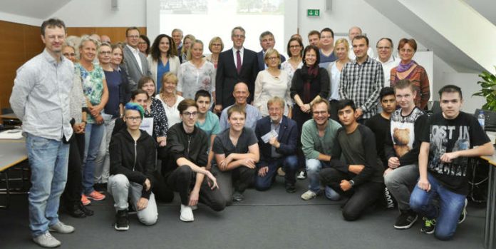 Landrat Christian Engelhardt (Mitte) mit den Vertretern der Schulen, die am Prämienmodell teilgenommen haben. (Foto: Kreis Bergstraße)