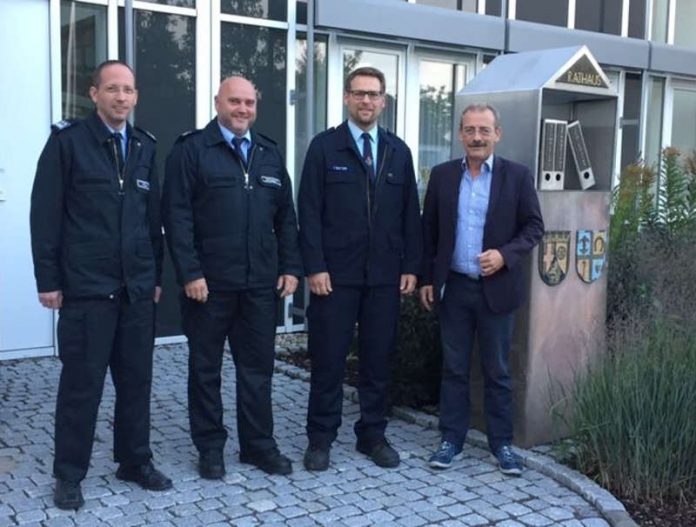 v.r.: Bürgermeister Olaf Gouasé, Ingo Satter - Presse- und Medienbeauftragter der Feuerwehr Verbandsgemeinde Edenkoben, stellvertretender Wehrleiter Frank Grünagel und Wehrleiter Bernd Sturn (Foto: Ivonne Trauth)