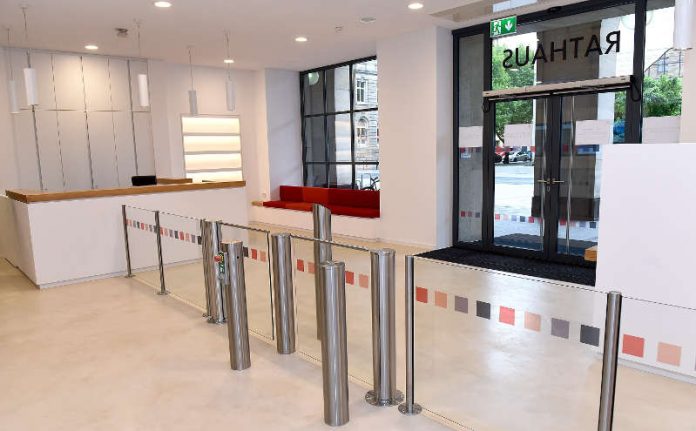 Blick in das neue Rathausfoyer (Foto: Thomas Tröster) Blick in das neue Rathausfoyer (Foto: Thomas Tröster)