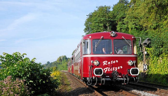 Im historischen Schienenbus „Roter Flitzer“ erfahren Familien aus dem Kreis am 14. Oktober mehr über ansteckende Krankheiten und den Schutz dagegen. Das Gesundheitsamt lädt zu der Freifahrt herzlich ein. (Foto: Förderverein Schienenbus e.V.)