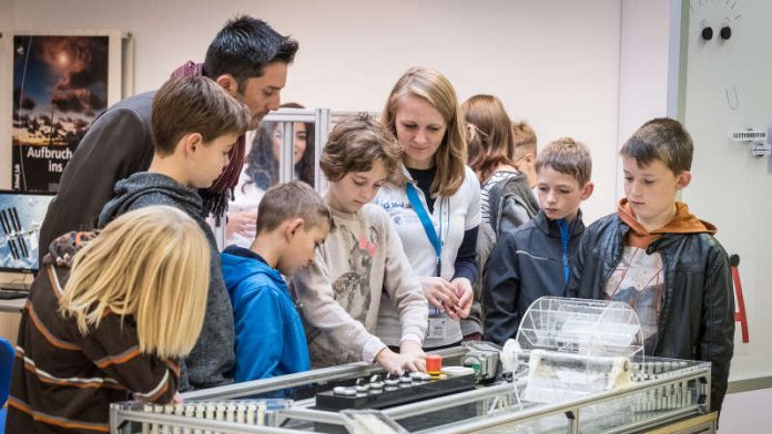 Erste Schüler erkunden das neue DLR_School_Lab TU Darmstadt (Foto: Felipe Fernandez / TU Darmstadt)