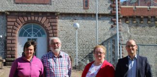 v.l.: Petra Schaab, Klaus Thiemann, Friedlinde Herceg (alle SKM Landkreis Karlsruhe) und Thomas Weber, Leiter der JVA Bruchsal (Foto BLAUSTALL/ Armin Herberger)