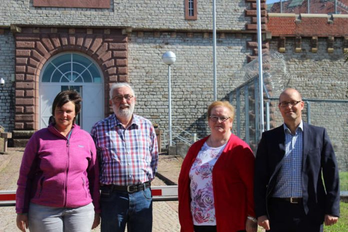 v.l.: Petra Schaab, Klaus Thiemann, Friedlinde Herceg (alle SKM Landkreis Karlsruhe) und Thomas Weber, Leiter der JVA Bruchsal (Foto BLAUSTALL/ Armin Herberger)