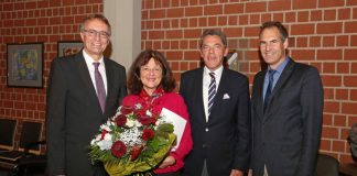 RK Präsident Rainer Kaul, Landrätin Theresia Riedmaier, Vizepräsident Karl Schäfer und der neugewählte Präsident des DRK Kreisverbandes Südliche Weinstraße Dietmar Seefeldt. (Foto: Kreisverwaltung Südliche Weinstraße)