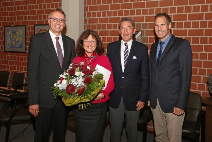 RK Präsident Rainer Kaul, Landrätin Theresia Riedmaier, Vizepräsident Karl Schäfer und der neugewählte Präsident des DRK Kreisverbandes Südliche Weinstraße Dietmar Seefeldt. (Foto: Kreisverwaltung Südliche Weinstraße)