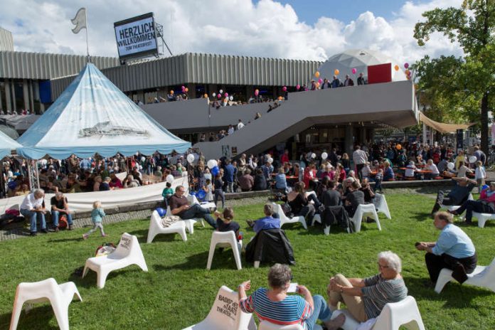 Theaterfest auf dem Hermann-Levi-Platz (Foto: Felix Grünschloß)