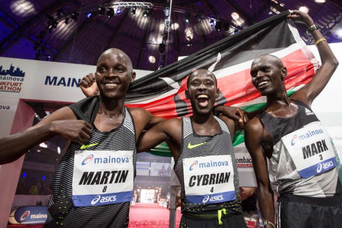 Titelverteidiger Mark Korir, Martin Kosgey und Cybrian Kotut werden sich beim Mainova Frankfurt Marathon am 29. Oktober erneut duellieren. (Foto: Mainova Frankfurt Marathon/ Norbert Wilhelmi)