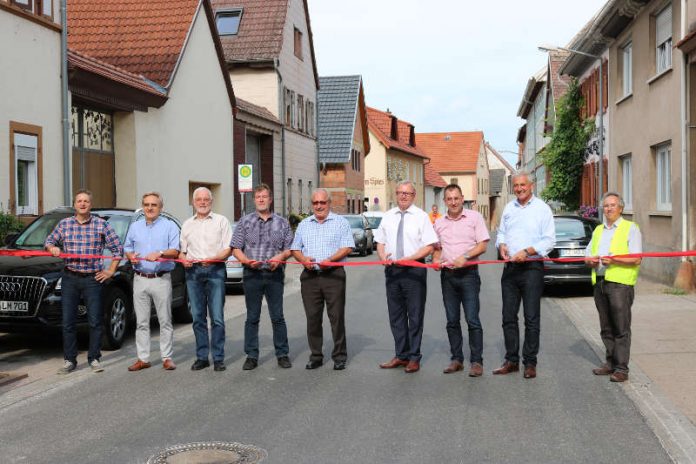 Verkehrsfreigabe der Kreisstraße 37 in Mörstadt nach fünfwöchiger Vollsperrung durch Vertreter des LBM Worms sowie der Politik. (Foto: Kreisverwaltung Alzey-Worms)