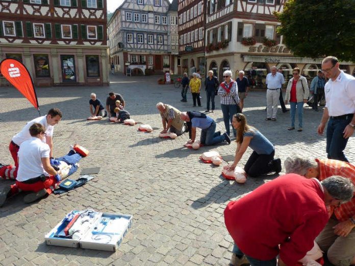 Die „Woche der Wiederbelebung“ soll bei möglichst vielen Menschen ein Bewusstsein für die einfachen, aber lebenswichtigen Maßnahmen der Reanimation schaffen – wie hier im vergangenen Jahr auf dem Marktplatz in Mosbach. (Foto: DRK-Kreisverband Mosbach)