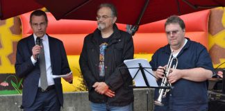 Bürgermeister Dr. Maximilian Ingenthron, Stadtjugendpfleger Arno Schönhöfer und Bernd Gaudera, Leiter des Sinfonischen Blasorchesters und des Jugendblasorchesters der Stadtkapelle Landau, bei der offiziellen Eröffnung des Spielfests am Weltkindertag (v.l.) (Foto: Stadt Landau in der Pfalz)