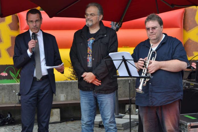 Bürgermeister Dr. Maximilian Ingenthron, Stadtjugendpfleger Arno Schönhöfer und Bernd Gaudera, Leiter des Sinfonischen Blasorchesters und des Jugendblasorchesters der Stadtkapelle Landau, bei der offiziellen Eröffnung des Spielfests am Weltkindertag (v.l.) (Foto: Stadt Landau in der Pfalz)