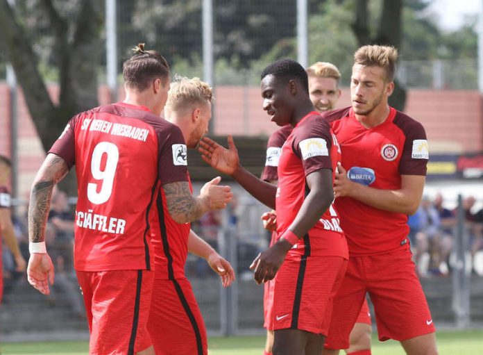 SVWW-Jubel in Braunschweig (v. l.): Manuel Schäffler, Patrick Funk, Dreifach-Torschütze Agyemang Diawusie, Robert Andrich und Dominik Nothnagel (Foto: Severing)