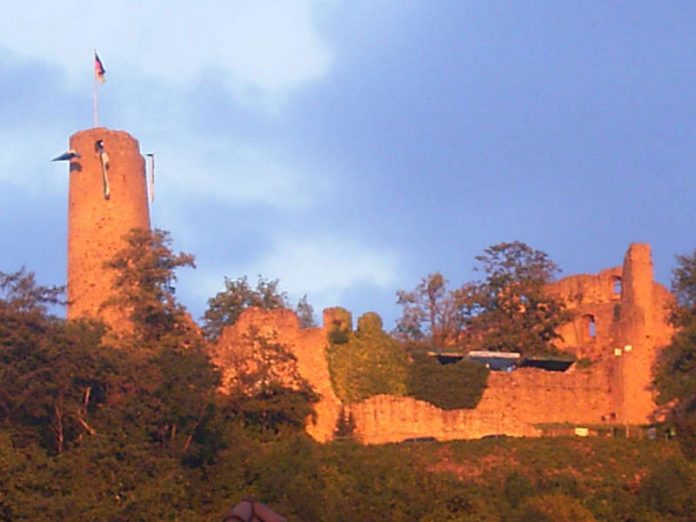 Windeck im Abendlicht (Foto: Stadtverwaltung Weinheim)