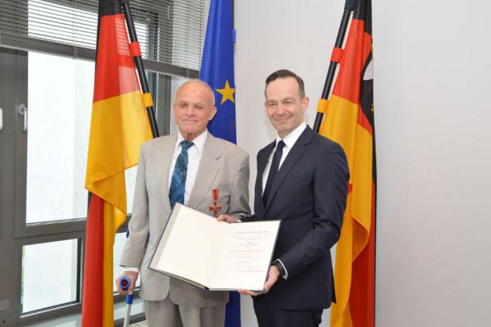 Der stellvertretende Ministerpräsident und Wirtschaftsminister Dr. Volker Wissing überreicht Dr. Walter Zwick für seine Verdienste um die Gesellschaft das von Bundespräsident Frank-Walter Steinmeier verliehene Verdienstkreuz am Bande des Verdienstordens der Bundesrepublik Deutschland. (Foto: MWVLW-RLP) Der stellvertretende Ministerpräsident und Wirtschaftsminister Dr. Volker Wissing überreicht Dr. Walter Zwick für seine Verdienste um die Gesellschaft das von Bundespräsident Frank-Walter Steinmeier verliehene Verdienstkreuz am Bande des Verdienstordens der Bundesrepublik Deutschland. (Foto: MWVLW-RLP)