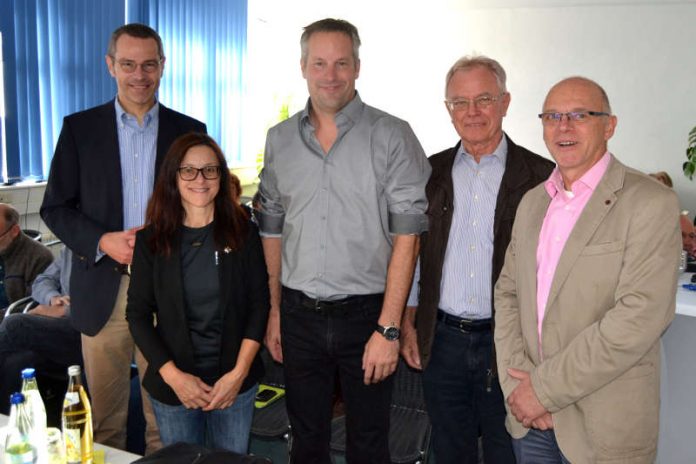 Bürgermeister Dr. Maximilian Ingenthron (l.) gemeinsam mit dem 1. Vorsitzenden der Sektion Landau/Pfalz des Deutschen Alpenvereins, Mark Seither (M.), der 2. Vorsitzenden Karin Johann, dem 1. Vorsitzenden des Landesverbands Rheinland-Pfalz, Dr. Udo Rauch (2.v.r.) sowie dem Vizepräsidenten des Deutschen Alpenvereins, Jürgen Epple (r.). (Foto: Stadt Landau in der Pfalz)