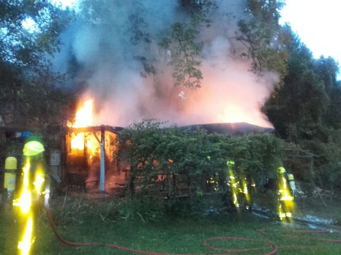 Eine etwa 80 Quadratmeter große Gartenhütte stand in Vollbrand (Foto: Feuerwehr Frankfurt)