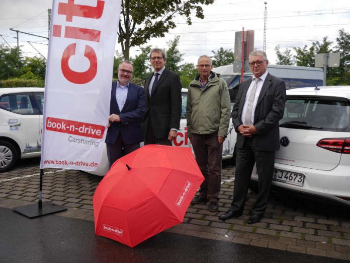 v.l.n.r. Oberbürgermeister Ralf Claus, Udo Mielke, Geschäftsführer book-n-drive, Georg-Leufen-Verkoyen, städtischer Klimaschutzmanager und Wolfgang Hammermeister, Geschäftsführer RNN. (Foto: Stadtverwaltung Ingelheim)