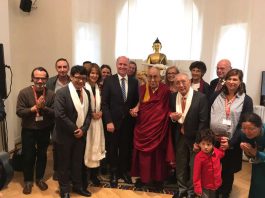 Uwe Becker begrüßt den Dalai Lama im Tibethaus (Foto: Stadt Frankfurt)
