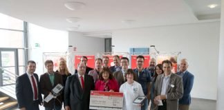 30.000 Euro von der Sparkassenstiftung: Theresia Riedmaier übergibt den Scheck an Bernd Fischer, Geschäftsführer des DRK-Kreisverbands Südliche Weinstraße. (Foto: Sparkasse Südliche Weinstraße)