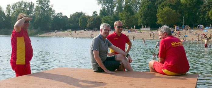 Landrat Christian Engelhardt (m.) mit DLRG-Rettern am Bensheimer Badesee (Foto: Kreis Bergstraße) Landrat Christian Engelhardt (m.) mit DLRG-Rettern am Bensheimer Badesee (Foto: Kreis Bergstraße)