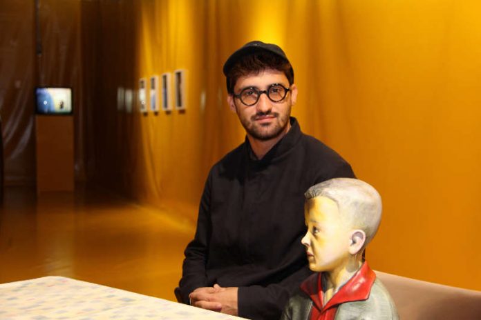 Ersan Mondtag in der Ausstellung 'I Am A Problem' im MMK 2 (Foto: Stadt Frankfurt/ Stefan Maurer) Ersan Mondtag in der Ausstellung 'I Am A Problem' im MMK 2 (Foto: Stadt Frankfurt/ Stefan Maurer)