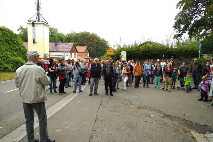 Gespannt lauschten die Wanderer den Anekdoten von Philipp Blödel am Eingang des Schornsheimer Friedhofs (Foto: Heiko Schmittbetz, Ortsgemeinde Schornsheim)