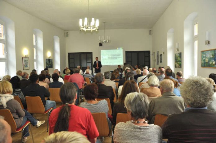 Bürgermeister und Baudezernent Dr. Maximilian Ingenthron stellte gemeinsam mit Vertretern des Stadtbauamts, des städtischen Entsorgungs- und Wirtschaftsbetriebs und des Projektentwicklers, der Hans Lamparter GmbH, den aktuellen Planungsstand des Neubaugebiets „Südlich Breiter Weg“ vor. (Foto: Stadt Landau in der Pfalz)