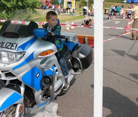 Kleiner Motorradfahrer beim Kinderfest