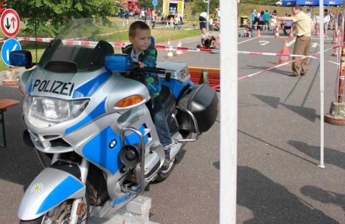 Kleiner Motorradfahrer beim Kinderfest