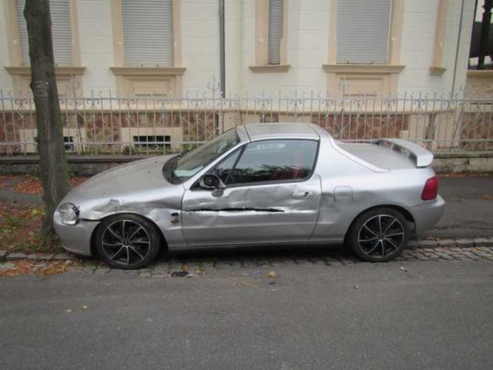 Beschädigter Honda - Wer hat etwas gesehen und kann der Polizei einen Hinweis auf den Verursacher geben?