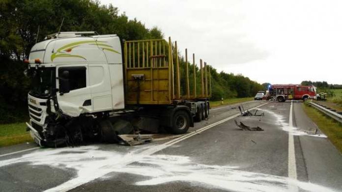 Beschädigter Lastzug (Holztransporter) Beschädigter Lastzug (Holztransporter)