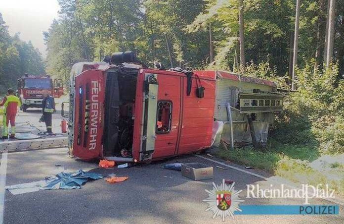 Das Feuerwehrfahrzeug überschlug sich und blieb auf der Seite quer zur Fahrbahn liegen. Alle fünf Insassen wurden leicht verletzt.