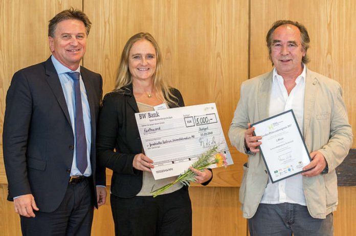 Minister Manne Lucha (links) übergab den mit 5000 Euro dotierten Großen Präventionspreis 2017 an die Koordinatorin des Senioren-Begleitdiensts Neckarstadt, Anne Stöhr, und den Kooperationspartner Seniorenberatung Neckarstadt West, Ulrich Coqui. Quelle: Ministerium für Soziales und Integration Baden-Württemberg (Foto: UMM) Minister Manne Lucha (links) übergab den mit 5000 Euro dotierten Großen Präventionspreis 2017 an die Koordinatorin des Senioren-Begleitdiensts Neckarstadt, Anne Stöhr, und den Kooperationspartner Seniorenberatung Neckarstadt West, Ulrich Coqui. Quelle: Ministerium für Soziales und Integration Baden-Württemberg (Foto: UMM)