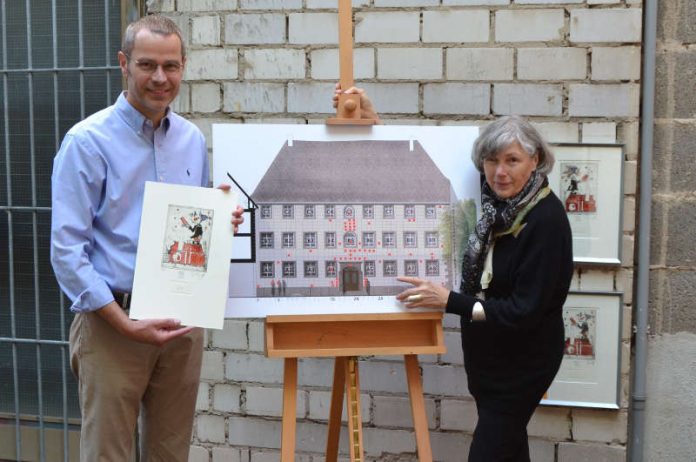 Große Bausteinaktion zugunsten des Hauses zum Maulbeerbaum: Bürgermeister und Kulturdezernent Dr. Maximilian Ingenthron gemeinsam mit der Vereinsvorsitzenden Gunhild Wolf am Tag des offenen Denkmals. (Foto: Stadt Landau in der Pfalz)