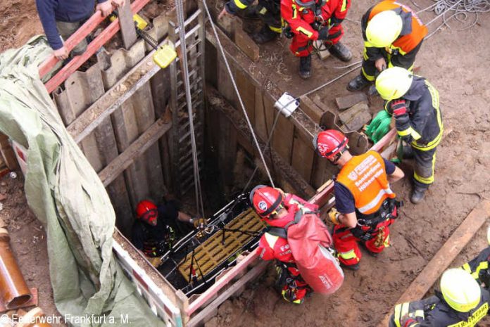 Der Arbeiter wurde aus dem Schacht gerettet (Foto: Feuerwehr Frankfurt am Main)