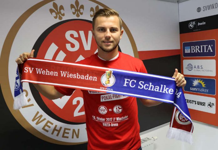 SVWW-Kapitän David Blacha mit dem DFB-Pokal-Schal und –Shirt (Foto: svww.de)