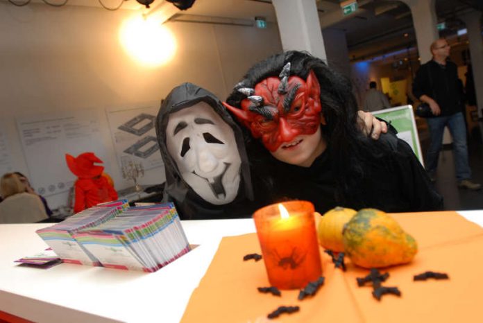 Kostümierte Gäste bei der Der „Kopf-ab-Tisch“ Magier Martin Mathias Gruselnacht im Dynamikum (Foto: Dynamikum Science Center)