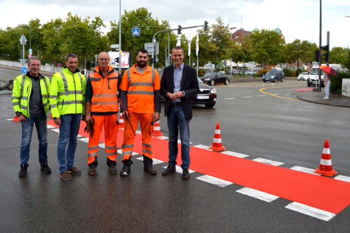 Gemeinsam mit dem Leiter der Abteilung Mobilität und Verkehrsinfrastruktur, Ralf Bernhard (2.v.l.), seinem Mitarbeiter Alban Stelzer (l.) sowie Klaus Wolff (M.) und Michael Royal (2.v.r.) vom städtischen Bauhof hat Bürgermeister und Verkehrsdezernent Dr. Ingenthron (r.) die Maßnahme jetzt der Öffentlichkeit vorgestellt. (Foto: Stadt Landau in der Pfalz)