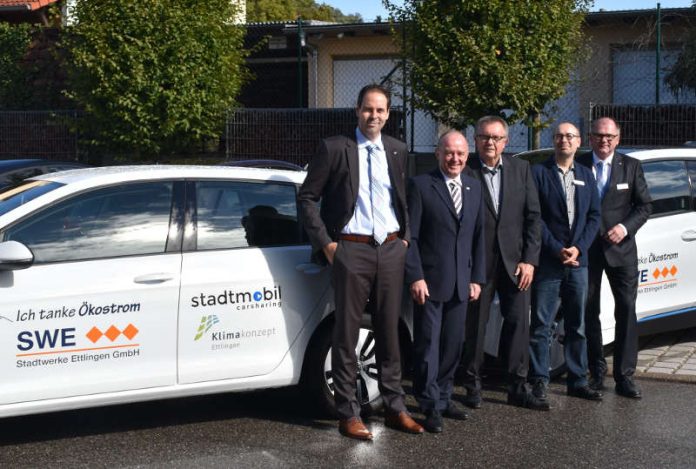 Zwei der neuen E-Mobile (E-Golf und BMW i3), die künftig für Carsharing-Kunden in Ettlingen zur Verfügung stehen. v.l.: Thomas Reinig (Mitglied des Voba-Vorstands), Eberhard Oehler (Geschäftsführer der Stadtwerke Ettlingen GmbH), Gunnar Petersohn (Geschäftsführer von Stadtmobil CarSharing, Karlsruhe), Dieter Prosik (Energiemanager und E-Mobilitätsbeauftragter der Stadt Ettlingen), Wolfram Trinks (Sprecher des Voba-Vorstands) (Foto: Stadtwerke Ettlingen GmbH)