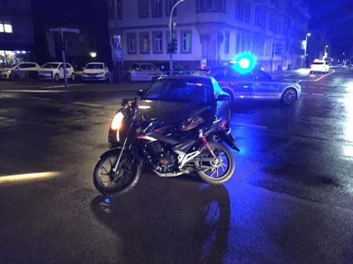 Unfall zwischen PKW und Leichtkraftrad (Foto: Polizei RLP)