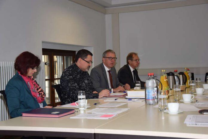 Stefanie Germann (Team Wahlen), Jens Hölderle (Leiter des Teams Wahlen), Oberbürgermeister Dr. Peter Kurz und Peter Myrczik (Leiter des Fachbereichs Rat, Beteiligung und Wahlen) beim Kreiswahlausschuss am 28. September 2017 (Foto: Stadt Mannheim)