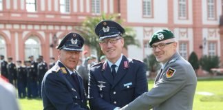 Oberst Olaf von Roeder (Mitte), Kommandeur Landeskommando Hessen, nach der Übergabe der Dienstgeschäfte mit Oberst Helmut Scharfenberg (links) und Oberst Siegfried Zeyer. (Foto: Bundeswehr/Fritz Kopetzky)