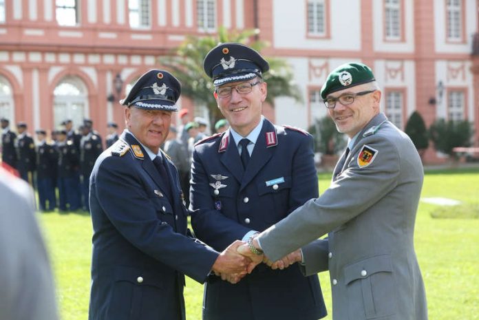 Oberst Olaf von Roeder (Mitte), Kommandeur Landeskommando Hessen, nach der Übergabe der Dienstgeschäfte mit Oberst Helmut Scharfenberg (links) und Oberst Siegfried Zeyer. (Foto: Bundeswehr/Fritz Kopetzky)