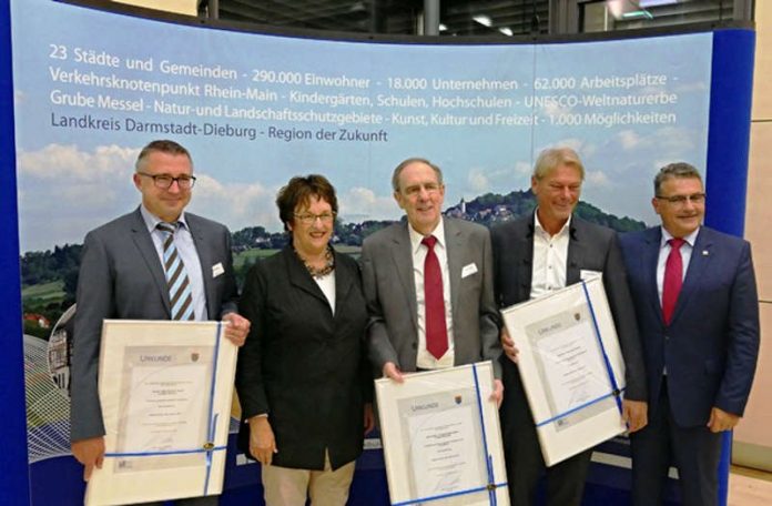 Lothar Vorbeck (Georg & Otto Friedrich GmbH), Brigitte Zypries, Roland Merz (Roland Merz Ersatzteil-Manufaktur), Bernd Pullmann (Golf Sport Park Groß-Zimmern) und Landrat Klaus Peter Schellhaas (Foto: Landkreis Darmstadt-Dieburg)