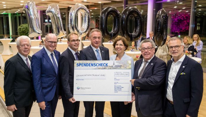 110.000 Euro Startkapital: Mit dem Vorstand freuen sich auch Udo van Kampen (Moderator des Abends), Hans Georg Schnücker (VRM) und Tobias Bartenbach (Projektbüro) über den gelungenen Auftakt. (Foto: Projektbüro Rheinhessen/Stephan F.F. Dinges)